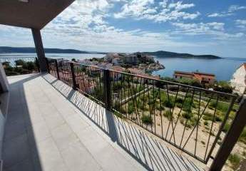 Neues Appartement in der obersten Etage mit Panorama-Meerblick + Dachterrasse, Region Rogoznica