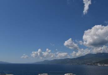 Modernes Penthouse mit Panorama-Meerblick