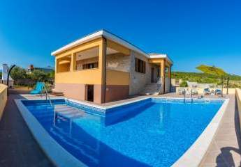 Mediterranes Haus mit Pool und Blick auf das Meer