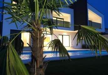 Moderne Villa mit Swimmingpool und schönem Meerblick
