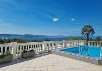 Haus mit Swimmingpool und schönem Meerblick