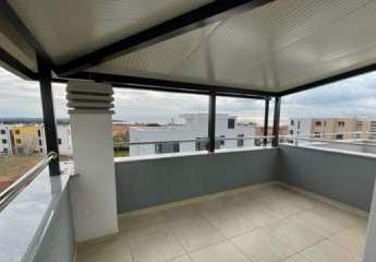 Modernes Reihenhaus mit Dachterrasse und Meerblick