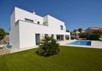 Moderne Villa mit Swimmingpool und Meerblick