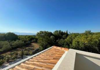 Neue Villa mit mediterranen Elementen und Swimmingpool in Panorama-Lage mit Meerblick