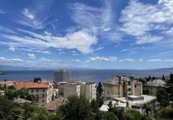 Wohnung mit Panorama-Meerblick in einer Jugendstilvilla