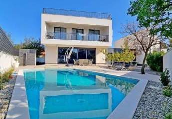Moderne Villa mit Swimmingpool und Panorama-Meerblick
