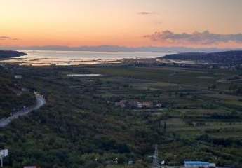 Mediterranes Steinhaus mit schönem Ausblick auf Berge und Meer