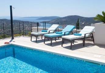 Moderne Villa mit Swimmingpool und Panorama-Meerblick in ruhiger Lage, Region Trogir