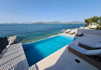 Luxuriöse Villa mit Infinity Pool direkt am Meer