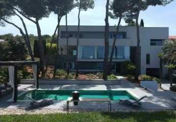 Luxuriöse Villa mit Pool und Blick auf das Meer