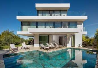 Moderne Luxusvilla mit Pool nahe dem Meeresufer