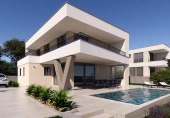 Moderne Villa mit Pool und Blick auf das Meer