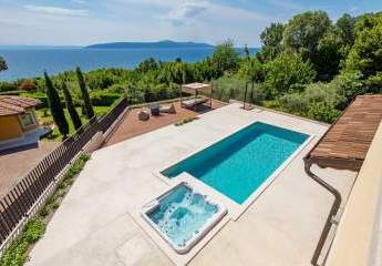 Mediterrane Villa mit Pool und Meerblick