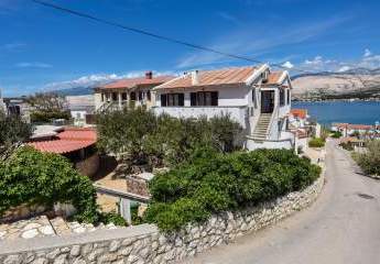 Mehrfamilienhaus mit Meerblick auf der Insel Pag