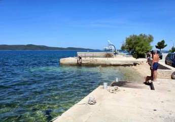 Zwei renovierungsbedürftige Häuser am Meer, Region Sibenik