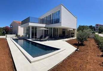 Moderne Villa mit Swimmingpool nahe dem Meer