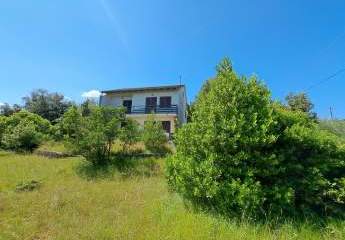 Haus in ruhiger Lage mit Blick bis zum Meer