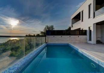 Moderne Doppelhaushälfte mit Swimmingpool und Meerblick