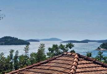 Haus mit drei Wohnungen in Panorama-Lage mit schönem Meerblick