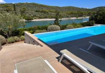 Moderne Villa mit Swimmingpool in der ersten Reihe zum Meer