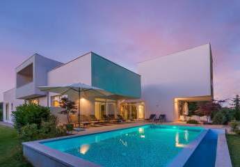 Moderne Luxusvilla mit Swimmingpool in ruhiger Lage
