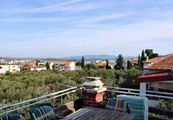 Appartementhaus mit drei Wohnungen und Meerblick