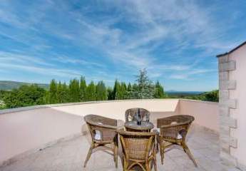 Mediterrane Villa mit Swimmingpool und Meerblick