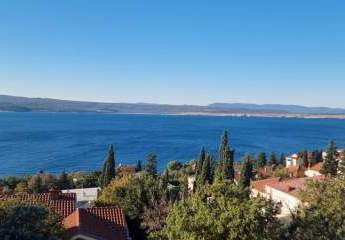 Appartement im Dachgeschoss mit Panorama-Meerblick