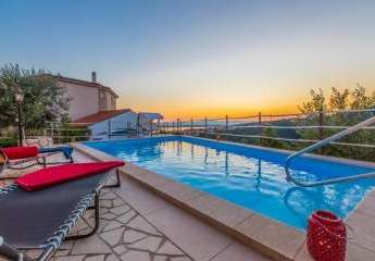 Mehrfamilienhaus mit Pool und Meerblick in Crikvenica