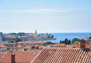 Modernes Penthouse mit Dachterrasse und Panoramablick auf die Stadt und das Meer