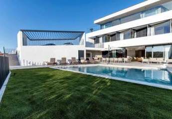 Moderne Luxusvilla mit Swimmingpool und Meerblick