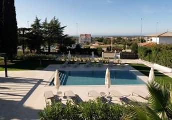 Luxuriöse Maisonettewohnung mit Meerblick und Community-Pool