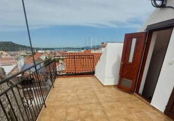 Traditionelles Stadthaus mit Dachterrasse und Blick auf das Meer