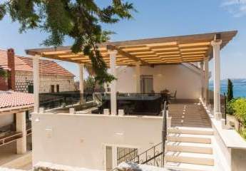 Mediterranes Haus mit Blick auf das Meer