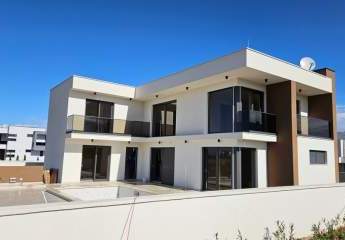 Moderne Villa mit Swimmingpool und Meerblick