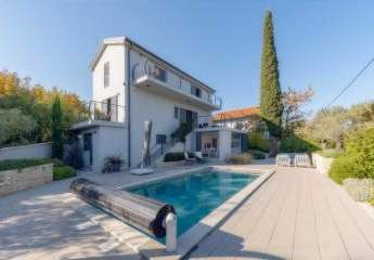 Modernes Haus mit Pool in ruhiger Lage