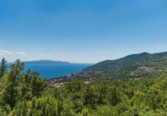 Mediterrane Villa mit Swimmingpool und Blick ins Grüne und auf das Meer