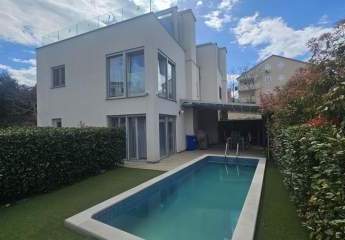 Dreistöckige Wohnung mit Pool, Garten und Dachterrasse