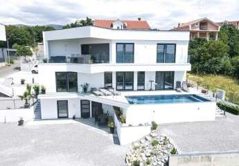 Moderne Villa mit Pool und schönem Meerblick