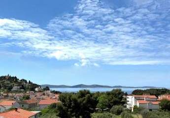 Moderne Doppelhaushälfte mit schönem Meerblick und Pool