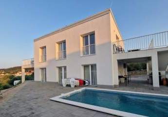 Modernes Haus mit Pool und Meerblick