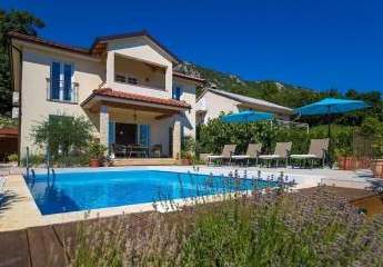 Haus mit Swimmingpool in ruhiger Umgebung