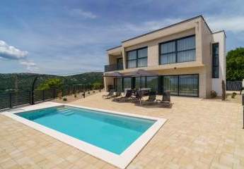 Moderne Villa mit Swimmingpool und Meerblick in ruhiger Umgebung