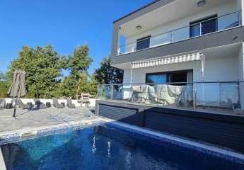 Moderne Doppelhaushälfte mit Pool und Meerblick