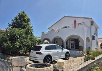 Haus mit zwei Wohnungen nahe dem Meer, Region Rogoznica