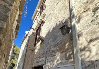 Mediterranes Steinhaus in attraktiver Lage - zur Renovierung