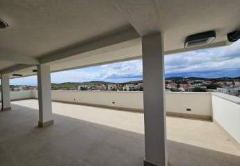 Modernes Penthouse mit Dachterrasse und Meerblick