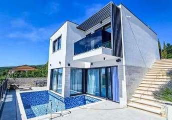 Moderne Villa mit Pool und schönem Meerblick