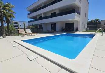 Moderne Erdgeschosswohnung mit Pool und Garten
