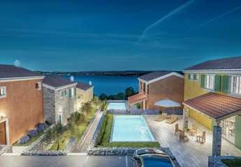 Mediterrane Ferienhäuser mit Pool und Meerblick